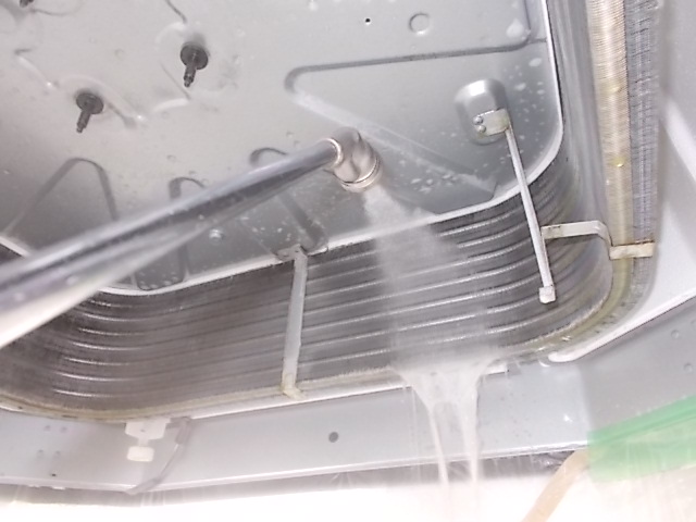 画像：熱交換器洗浄中